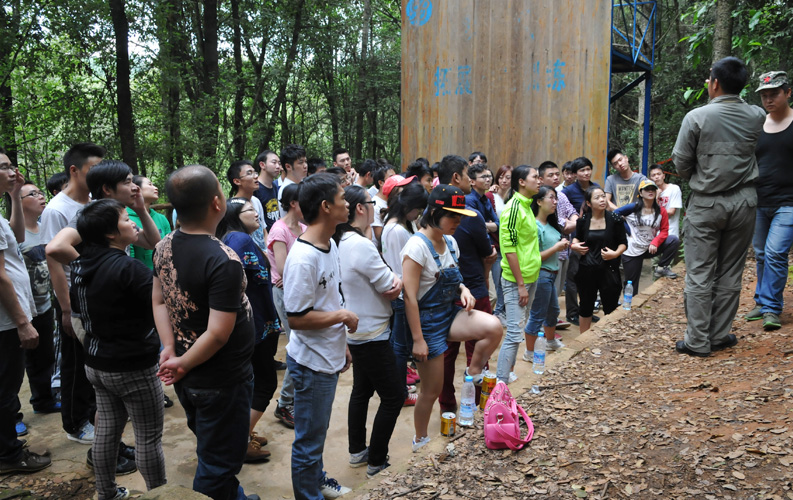 2014年8月16日天度集團(tuán)組織部分員工進(jìn)行團(tuán)隊(duì)拓展，在最后環(huán)節(jié)的“畢業(yè)墻”活動(dòng)中，大家收獲很大，體會(huì)到了團(tuán)隊(duì)力量的偉大和團(tuán)隊(duì)協(xié)作精神的重要性。