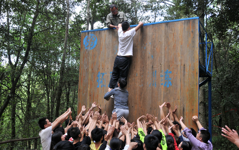 這么高的墻壁，開始大家都覺得無(wú)法翻越；這么多的同事，都覺得無(wú)法完成，但是天度人用10分零3秒完成了任務(wù)，沒有一個(gè)退縮，沒有一次犯規(guī)，天度人用自己的行動(dòng)證明了自己。