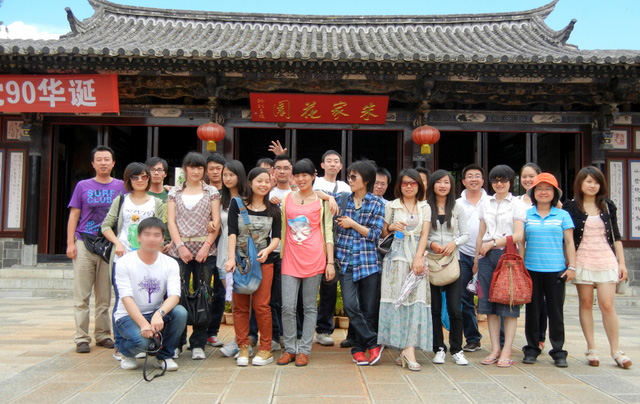 由于天度公司技術(shù)部和商務(wù)部同事在2011年9月份業(yè)績表現(xiàn)突出，并且獲得客戶一致好評，公司于2011年9月17日委托旅游公司組織天度部分員工到建水（燕子洞、朱家花園等）兩日游。