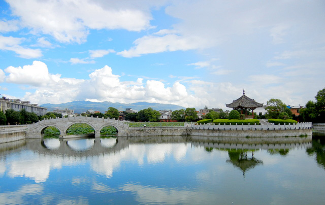 建水古稱臨安，亦名巴甸，是一座歷史文化名城，距離昆明以南220公里處。建水城最早是南詔時修筑的土城，明洪武二十年（1387年）擴建為磚城。城周六里三、城墻高二丈五尺，四門有城樓，樓為三層，各高四丈，非常壯觀。 建水人文鼎盛，在元代就始建廟學(xué)，明洪武年間建臨安府學(xué)，萬歷年間建立建水州儒學(xué)。